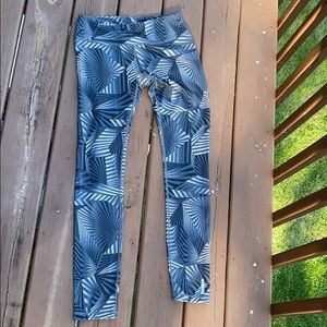 Reebok leggings - cute fan- like design, Medium